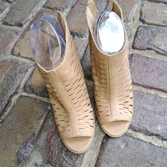 Apt. 9 Tan Cutout Ankle Booties Size 6.5 B1 - Picture 2 of 13